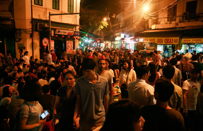 5 best places for street food in Hanoi Ta Hien street
